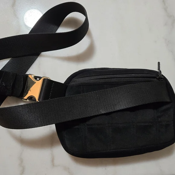 Lululemon black everywhere quilted velour belt bag 1L - Picture 2 of 5